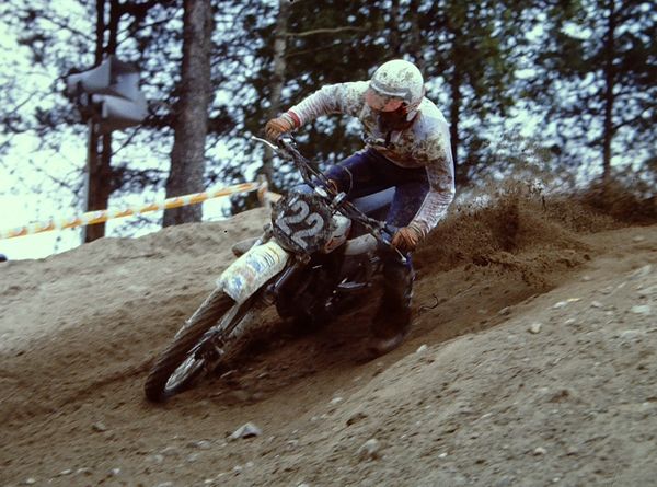 Tyylinsä kullakin. Ahteri irti satulasta kurvissa. Salo GP 125 1980